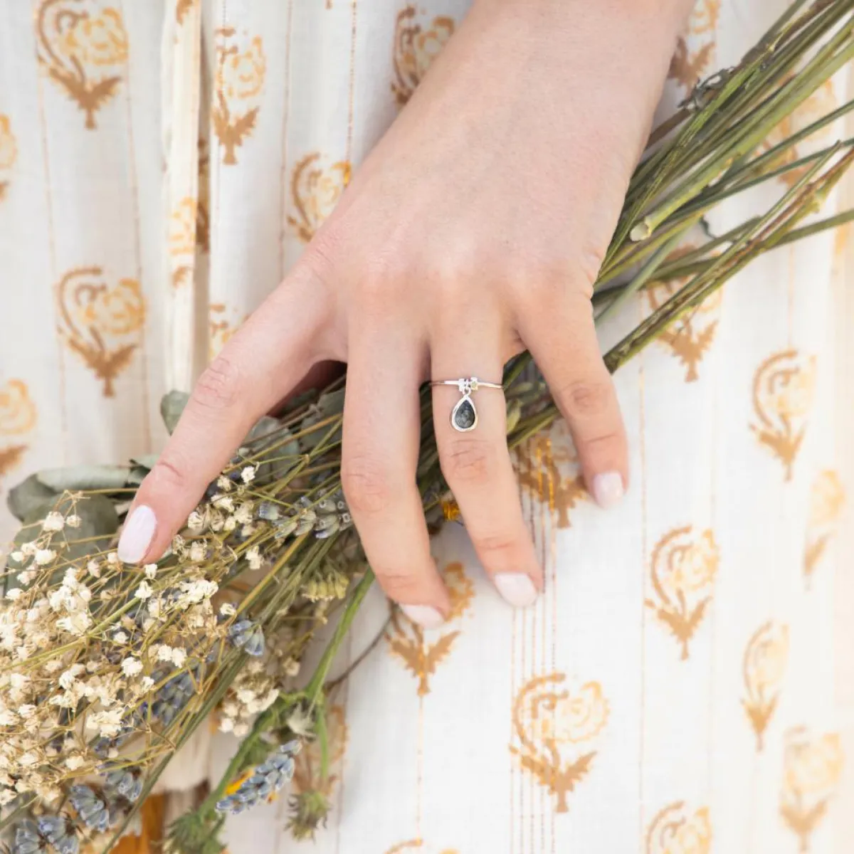 Moonstone Bagues|Bague ajustable Louise Labradorite en laiton argenté