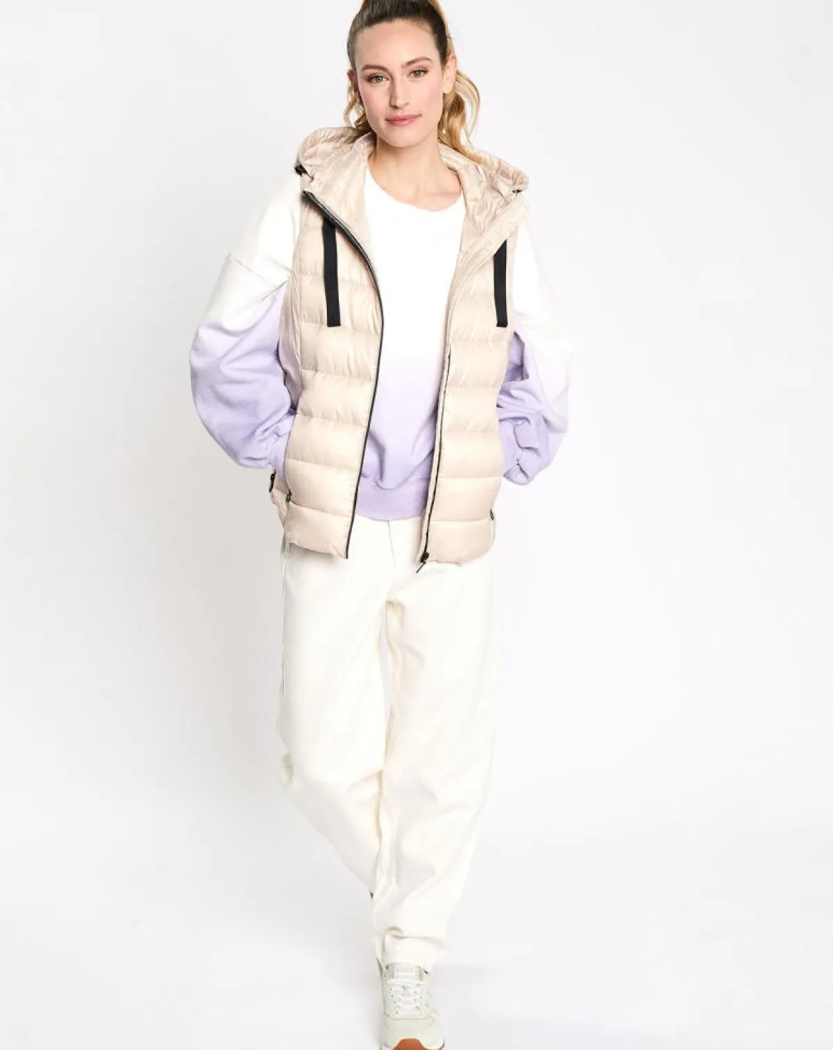 Esprit Manteaux|Doudoune à capuche sans manches beige