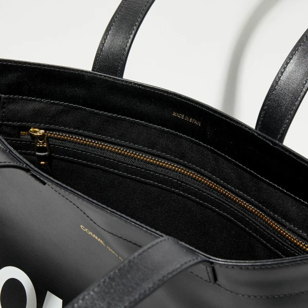 Comme des Garçons Sacs|Grand sac fourre-tout en Cuir avec logo noir - 33x36x0.5 cm