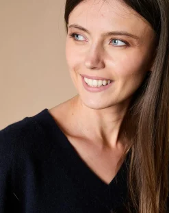 Oscar et Louise Pulls|Pull 100% Cachemire 4 fils Romy col V profond bleu marine