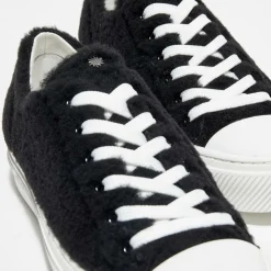Stuart Weitzman Baskets|Sneakers en Peau de Mouton Ollie Chill noires